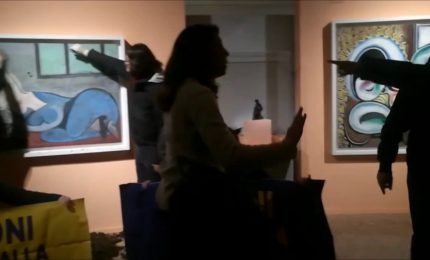 Mantova, animalisti imbrattano con letame teca di un quadro di Picasso