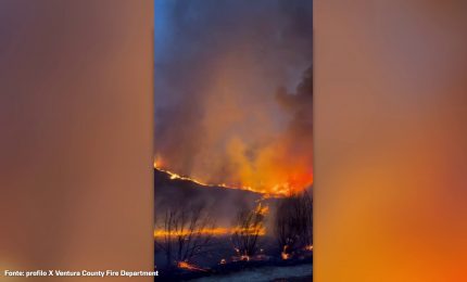 Incendi a Los Angeles, le immagini shock di un devastante rogo